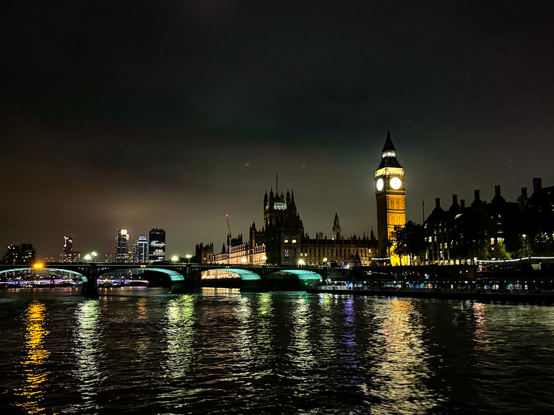 Night view of Big Ben in London, England