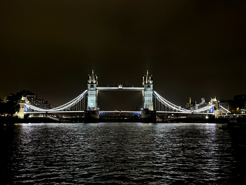 Night view of Tower Bridge in London, England